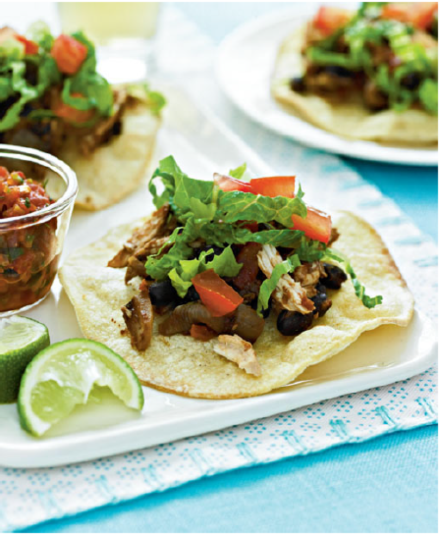 Tostadas au poulet et aux haricots noirs