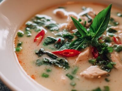 Soupe Thaï Poulet : Recette Facile et Savoureuse