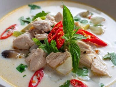 Soupe Thaïlandaise Poulet Coco : Recette Facile et Savoureuse