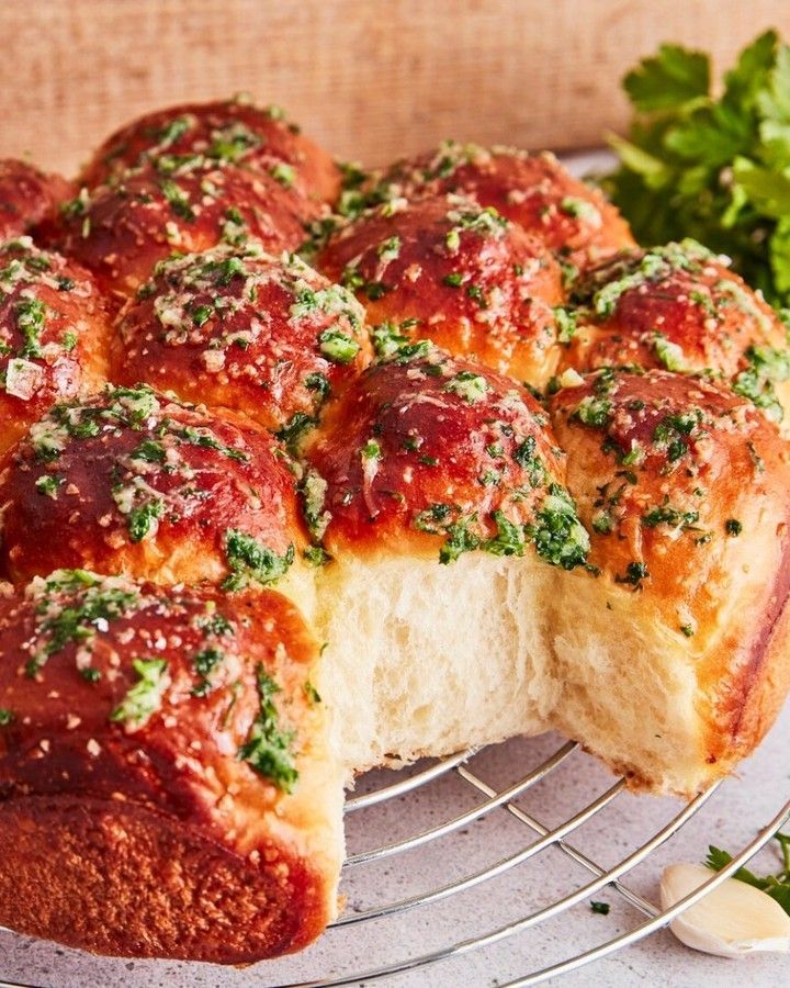 Buns à l'ail moelleux : Recette facile et délicieuse 2 buns lail